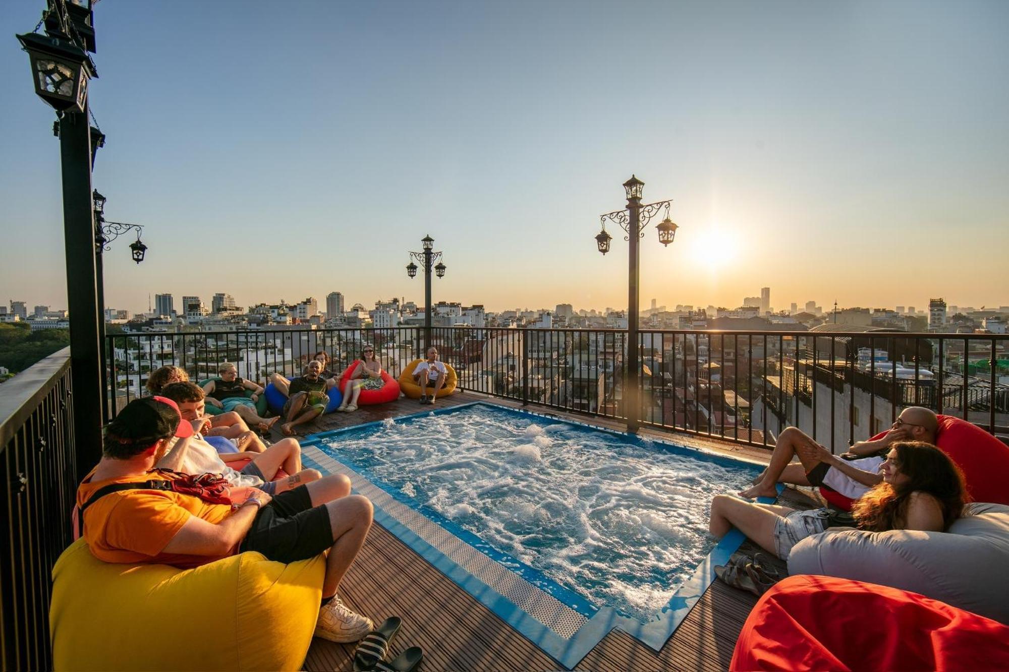 Lakeview Backpackers Hostel & Rooftop Bar Hanoi Exterior foto